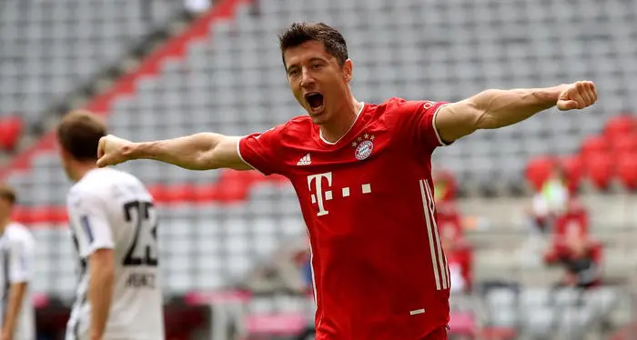 Bundesliga: Lewandowski da record contro il Friburgo