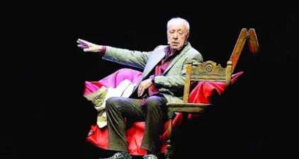 Il teatro riparte in piazza Castelli porta \"normalità\"