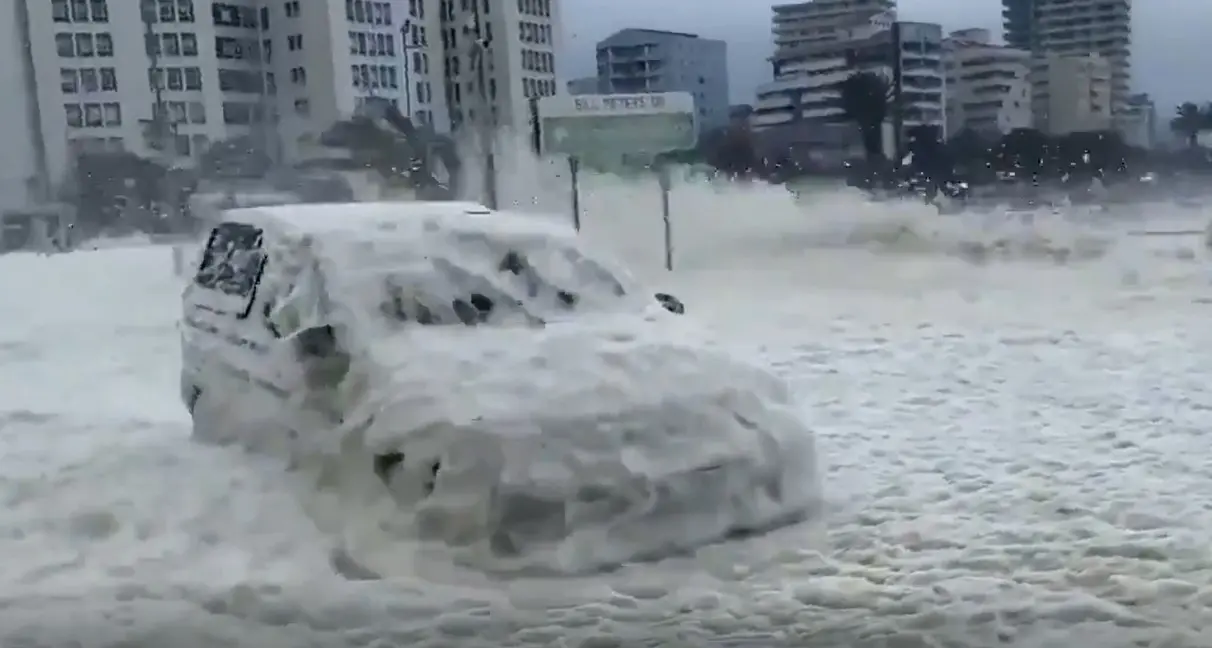 La \"schiuma di mare\" invade le strade di Città del Capo