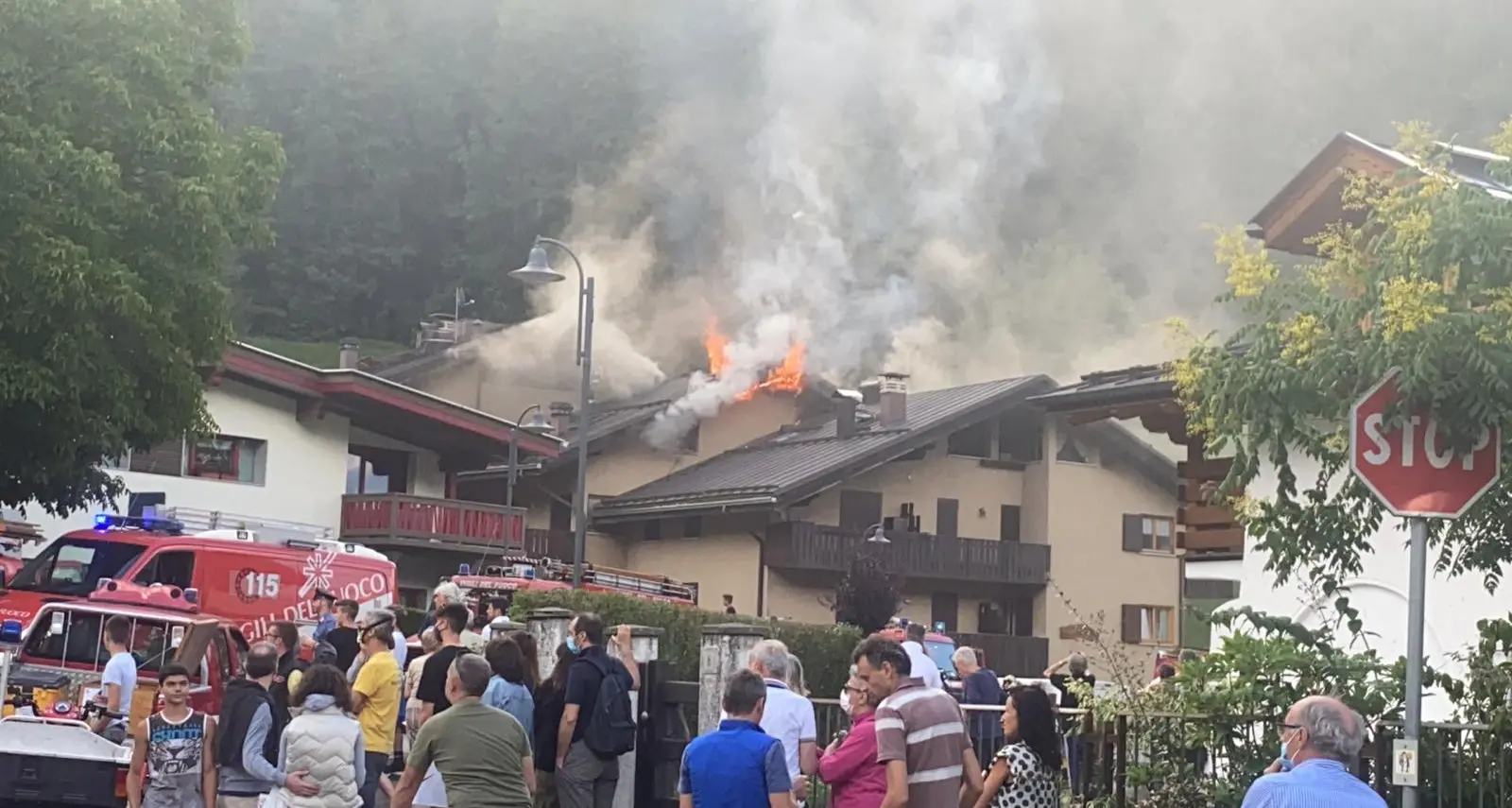 Fiamme all’ultimo piano di una casa tra Giustino e Pinzolo