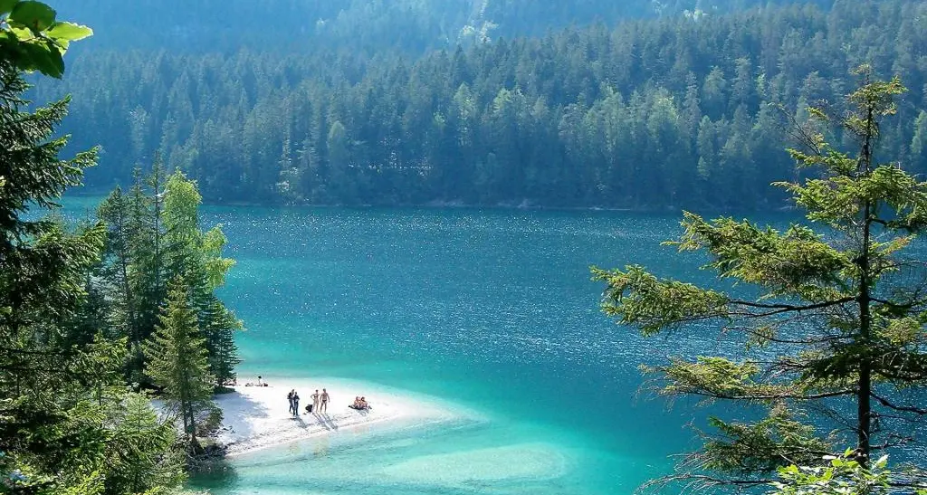 Lago di Tovel: martedì la Giornata a traffico zero: dalle 10 solo a piedi o in bici