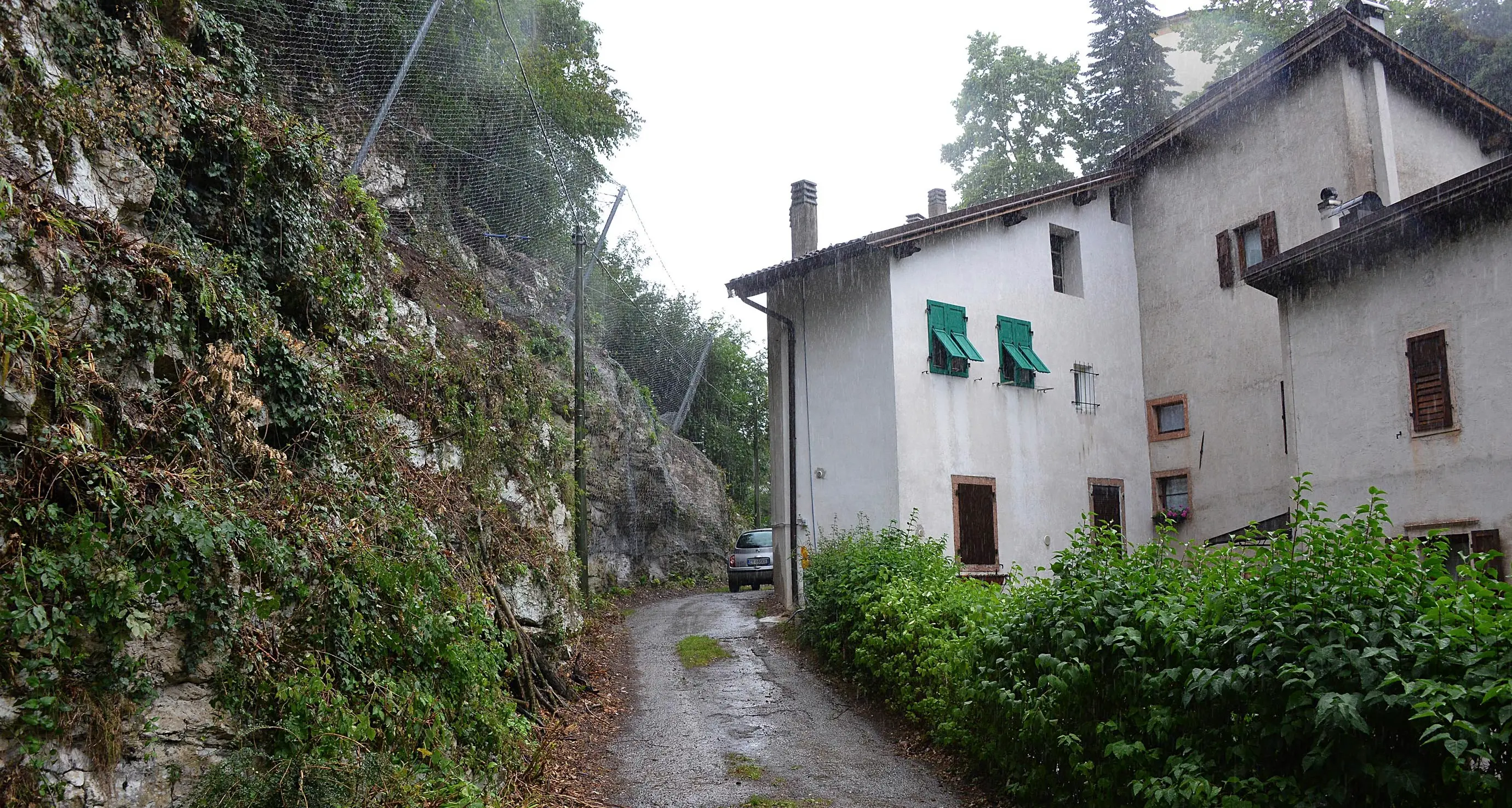 Cadine: barriera paramassi di 30 metri su via dei Voltei dopo la cadata di un masso