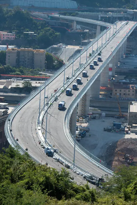 Un momento del collaudo del Ponte di Genova, dove mezzi pesanti a pieno carico fanno delle prove di carico. Genova, 19 Luglio 2020. ANSA/LUCA ZENNARO