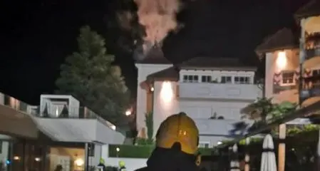 Un fulmine cade sull'hotel incendio nella notte ed ospiti evacuati a Rablà