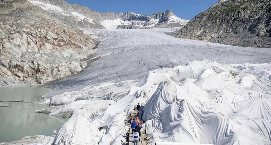 Il ghiacciaio si squaglia e i turisti camminano sui teli termici \"salva-neve\"