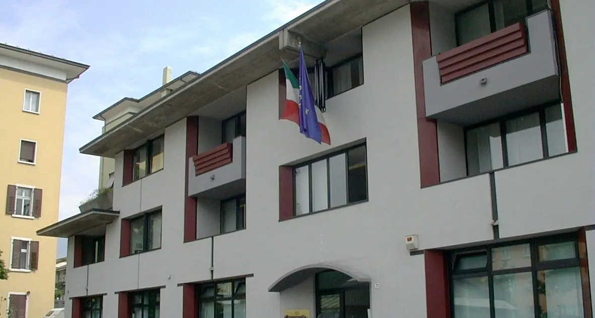 A Trento un 17enne tossicodipendente picchia la madre e il fratello di 15 anni poi devasta la casa per avere soldi