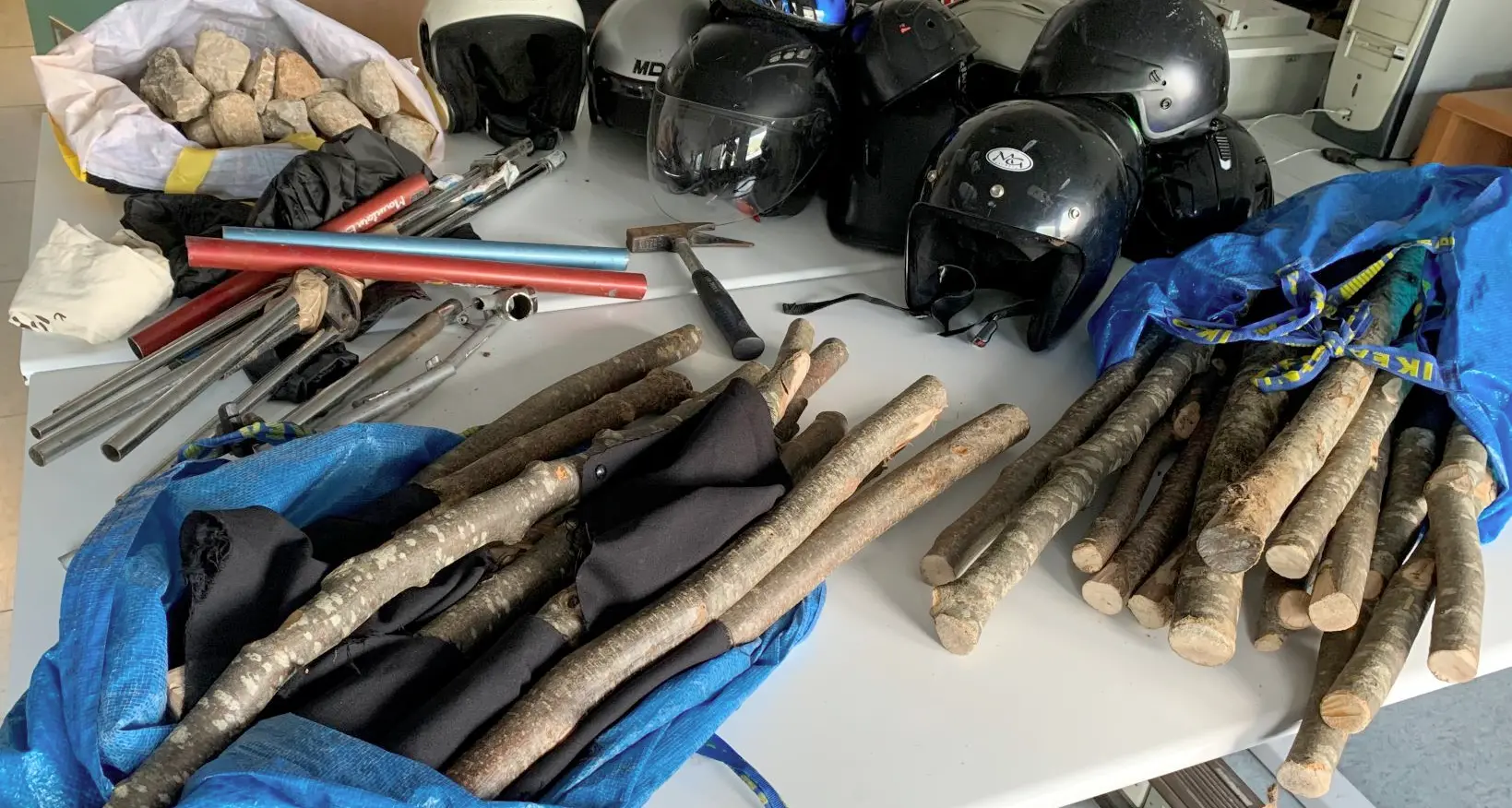 Caschi, mazze e vernici sequestrate al circolo anarchico in via Torre Vanga a Trento