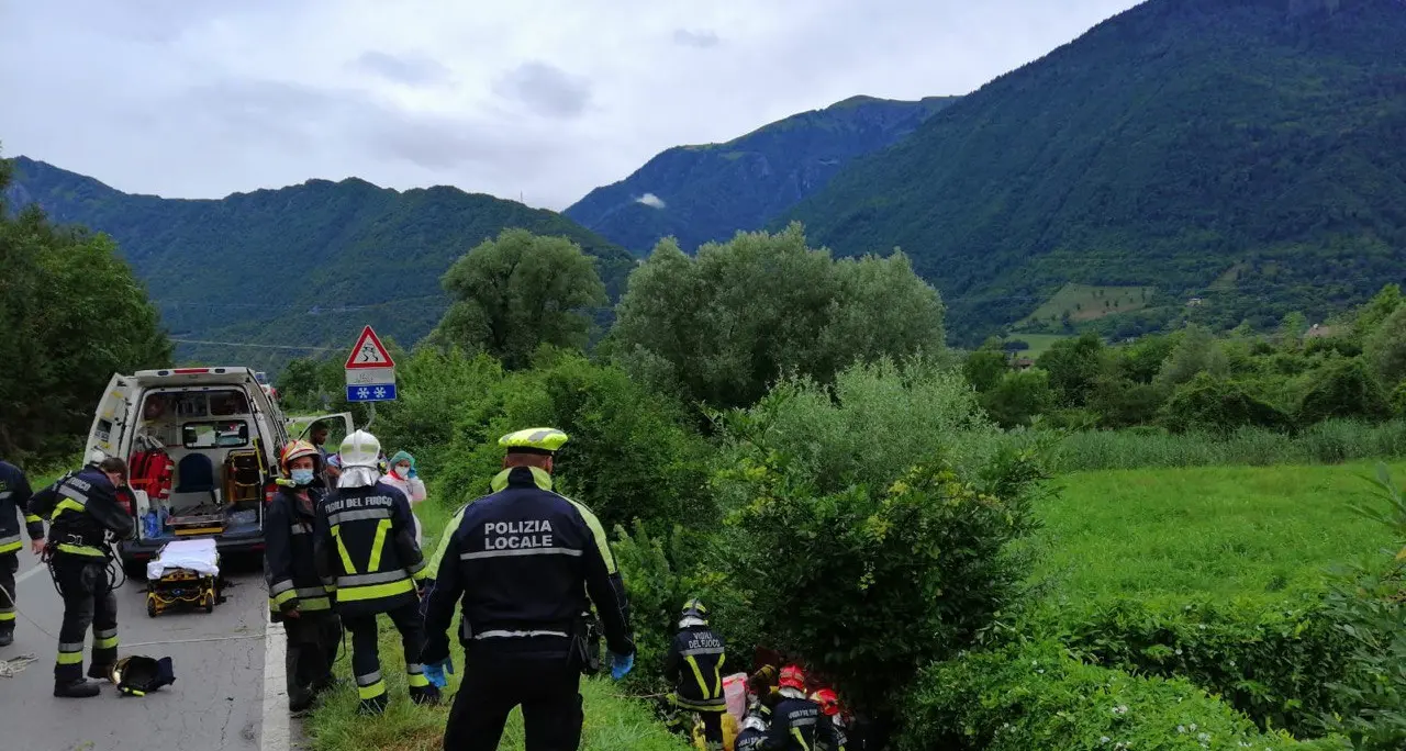 Esce di strada con l'auto e finisce nella scarpata