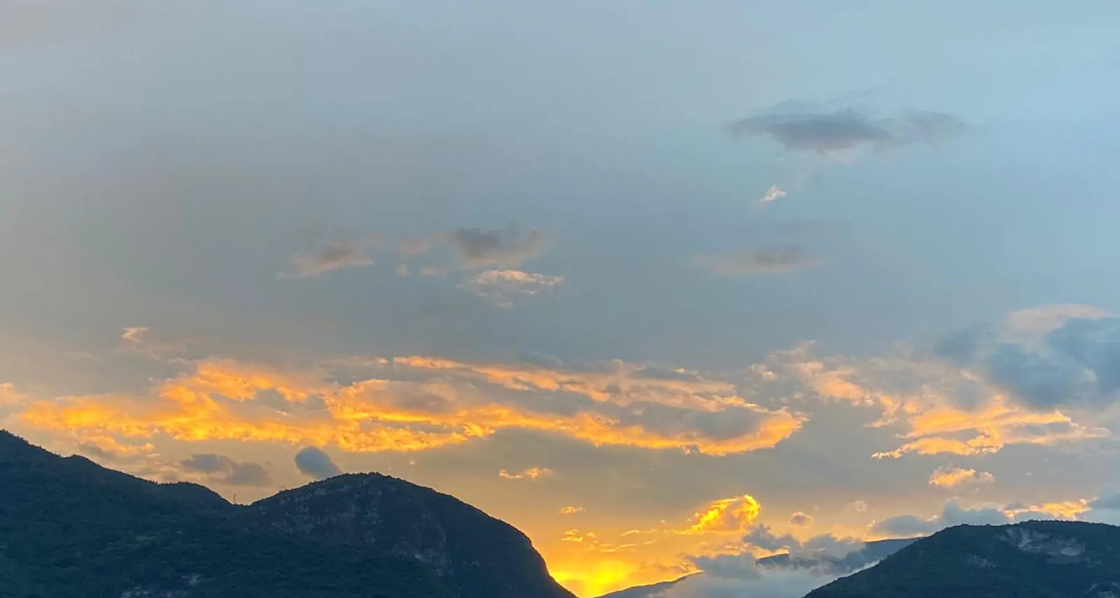 Tramonto su Trento: il sole gioca con le nuvole
