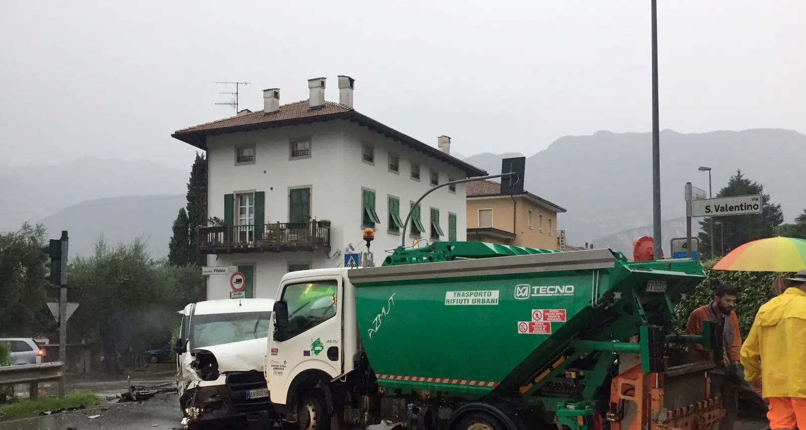 Il semaforo va in tilt ed è subito scontro con 4 mezzi coinvolti