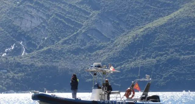 Fuga e inseguimento nel Garda la Polizia blocca un altoatesino in acquascooter: 3800 euro di multa