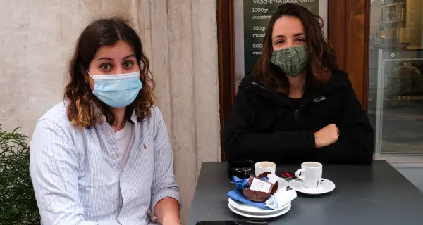 Da oggi possiamo stare senza mascherina Ma solo all'aperto, non nei bar e nei negozi E i trentini si dividono: «Troppo presto»