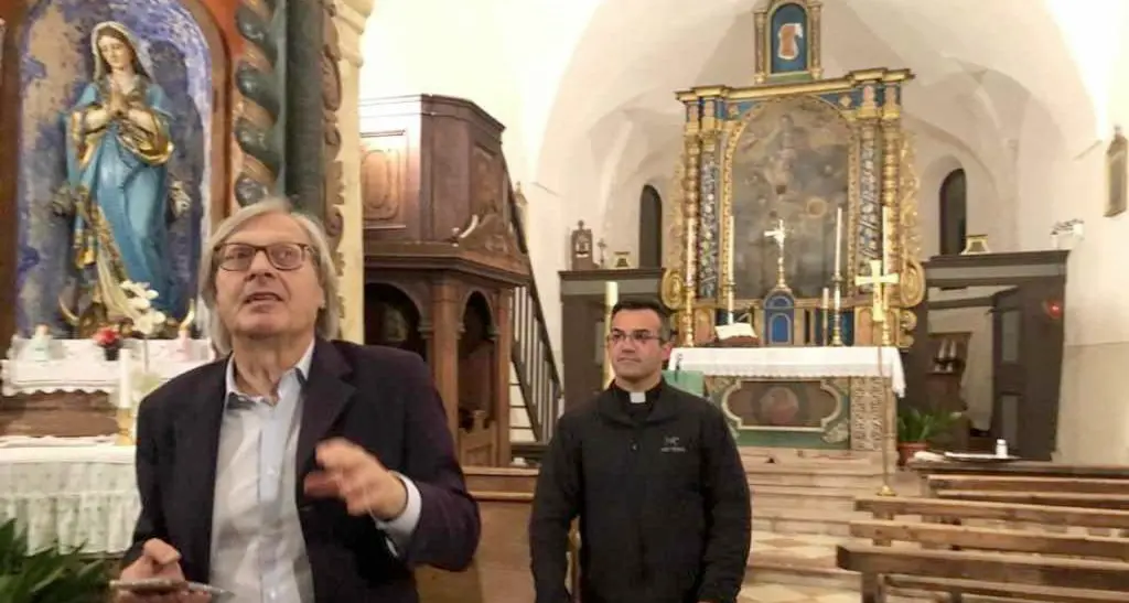 Sgarbi in Val dei Mocheni arriva a mezzanotte e si fa aprire le chiese
