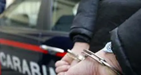 Le sbatte la testa contro il bidet e la uccide, poi dà fuoco alla casa: arrestato un 23enne