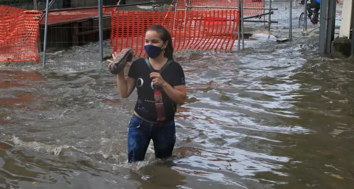 Bomba d'acqua su Milano esonda il fiume Seveso i tombini diventano geyser