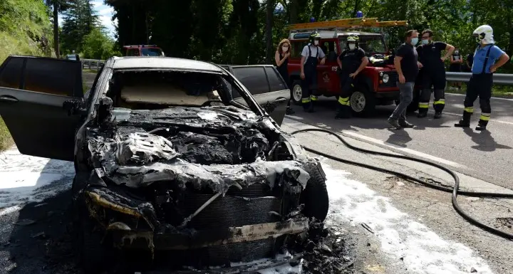 L'auto va a fuoco in strada con a bordo un'intera famiglia