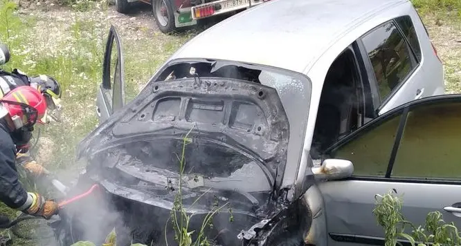 Un'altra auto in fiamme In salvo coppia tedesca