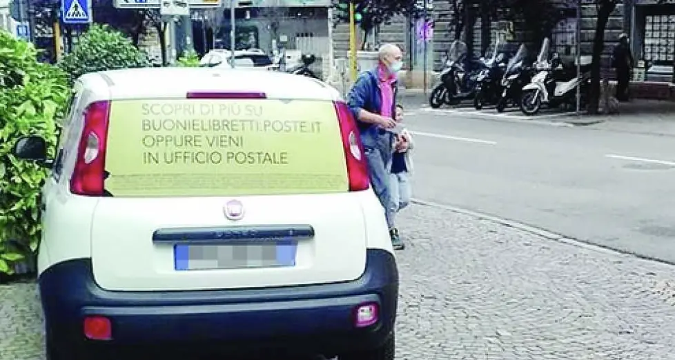 Trento, postino multato per l'auto fuori posto mentre consegna... multe