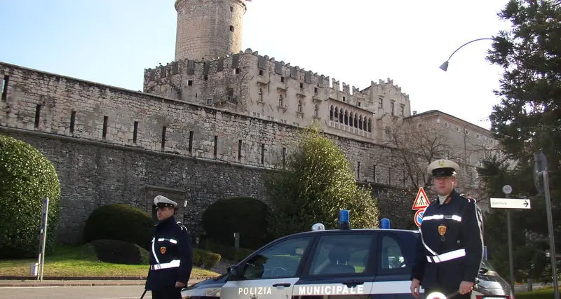 Vendeva medicinali scaduti chiuso per 20 giorni un \"market\" pakistano a Trento