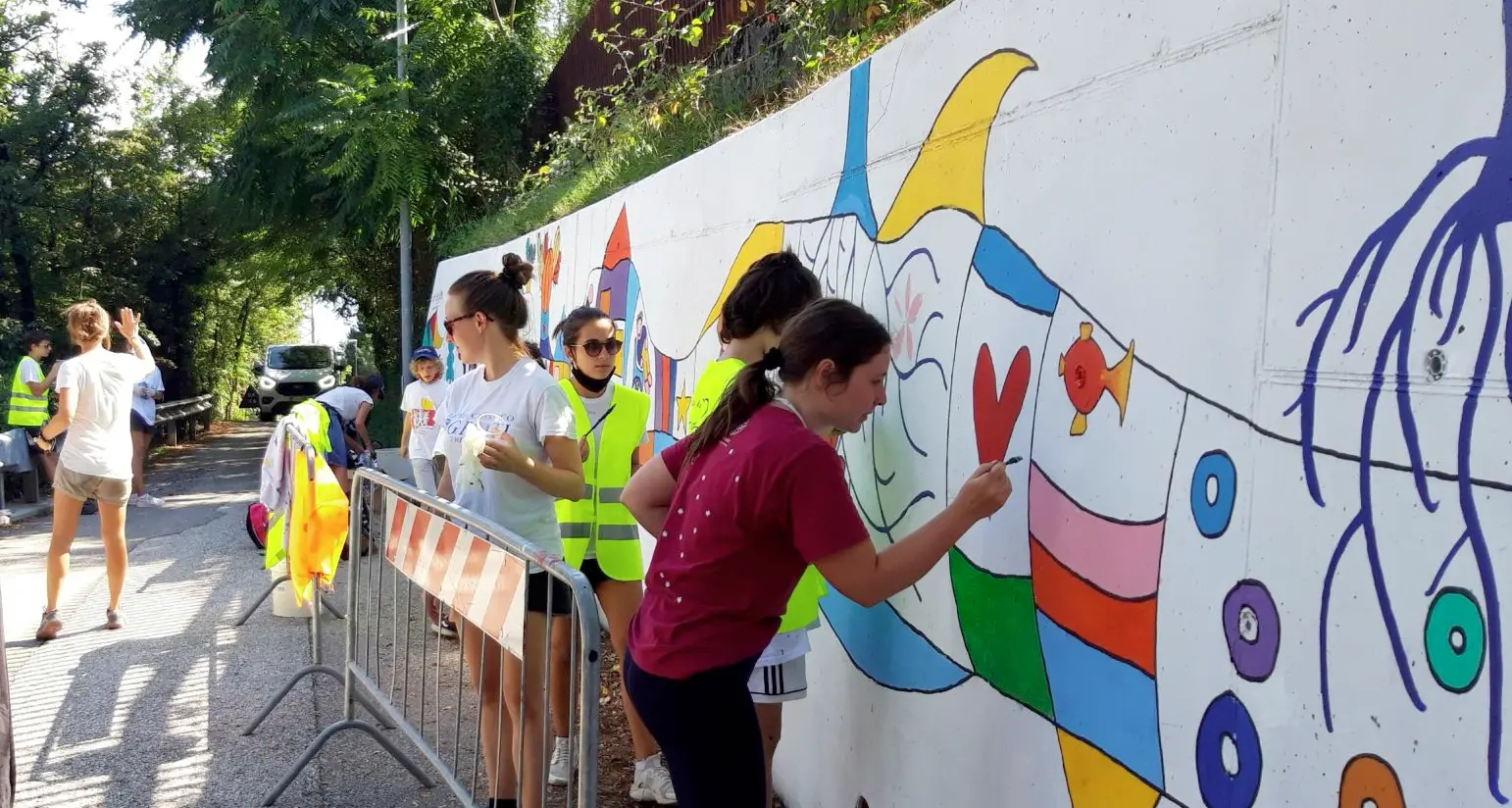 Un grande murale al posto dei viaggi nel minicamp a colori