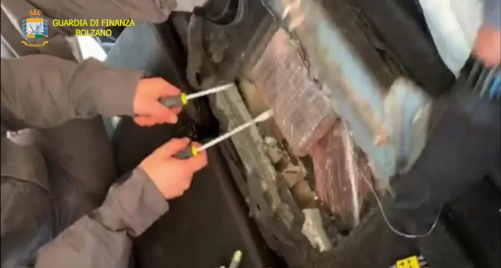 Nella 500 una botola nascosta azionata dallo \"sbrinalunotto\" Sequestrati 33 kg di cocaina