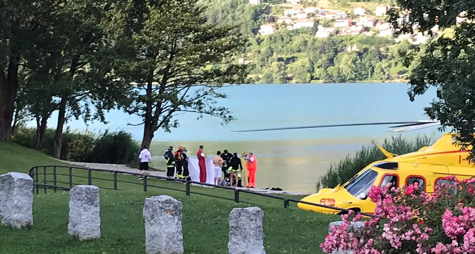 Scompare sott'acqua a pochi metri dalla riva Ventenne in condizioni gravissime