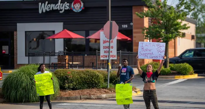 Usa: si ribella all'arresto l'agente spara e lo uccide Proteste ad Atlanta