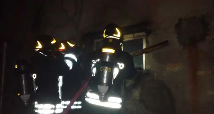 Un 47enne muore nell'incendio da lui appiccato per sterminare la sua famiglia: moglie e 4 figli
