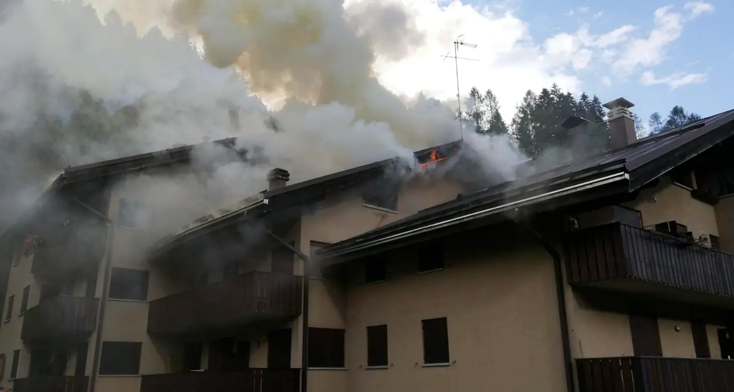 Fiamme in un condominio a Giustino Quindici persone evacuate e i soccorritori fanno un incidente - VIDEO