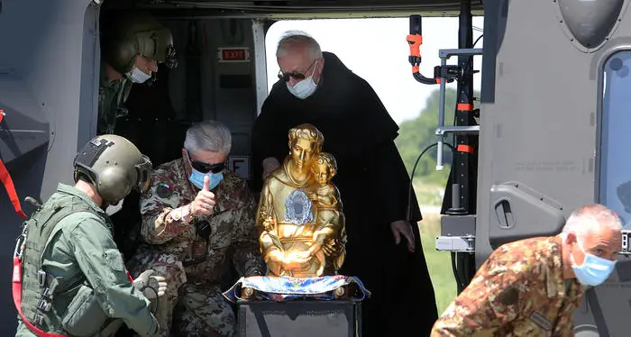 Sant'Antonio in elicottero: la benedizione in epoca di Covid-19 arriva dal cielo