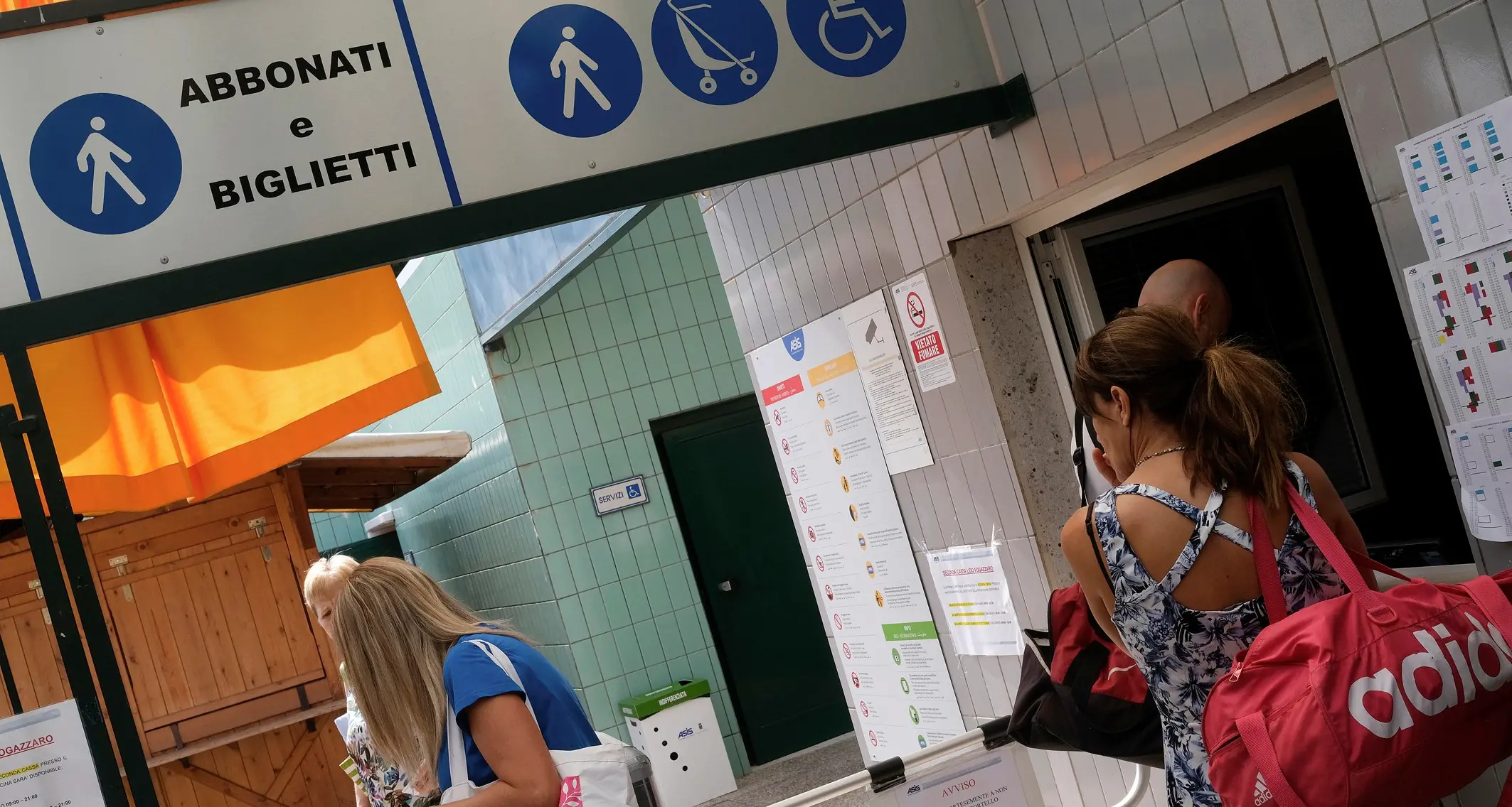 Doppio colpo dei ladri in piscina: distributori automatici scassinati a Gardolo e alla Manazzon