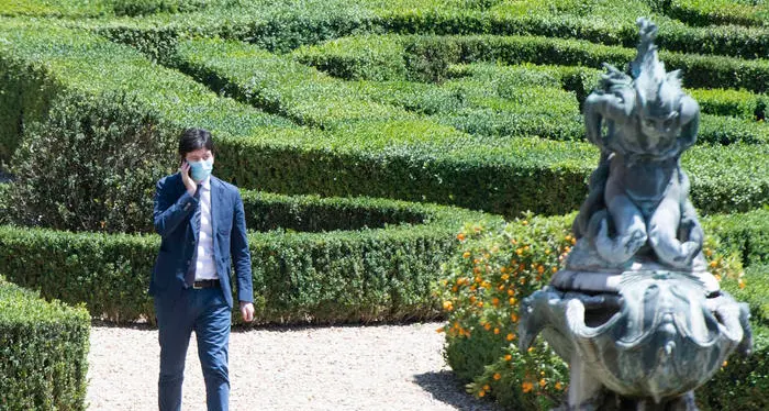 Speranza firma accordo europeo per 400 milioni di dosi di vaccino Oxford anti-Covid