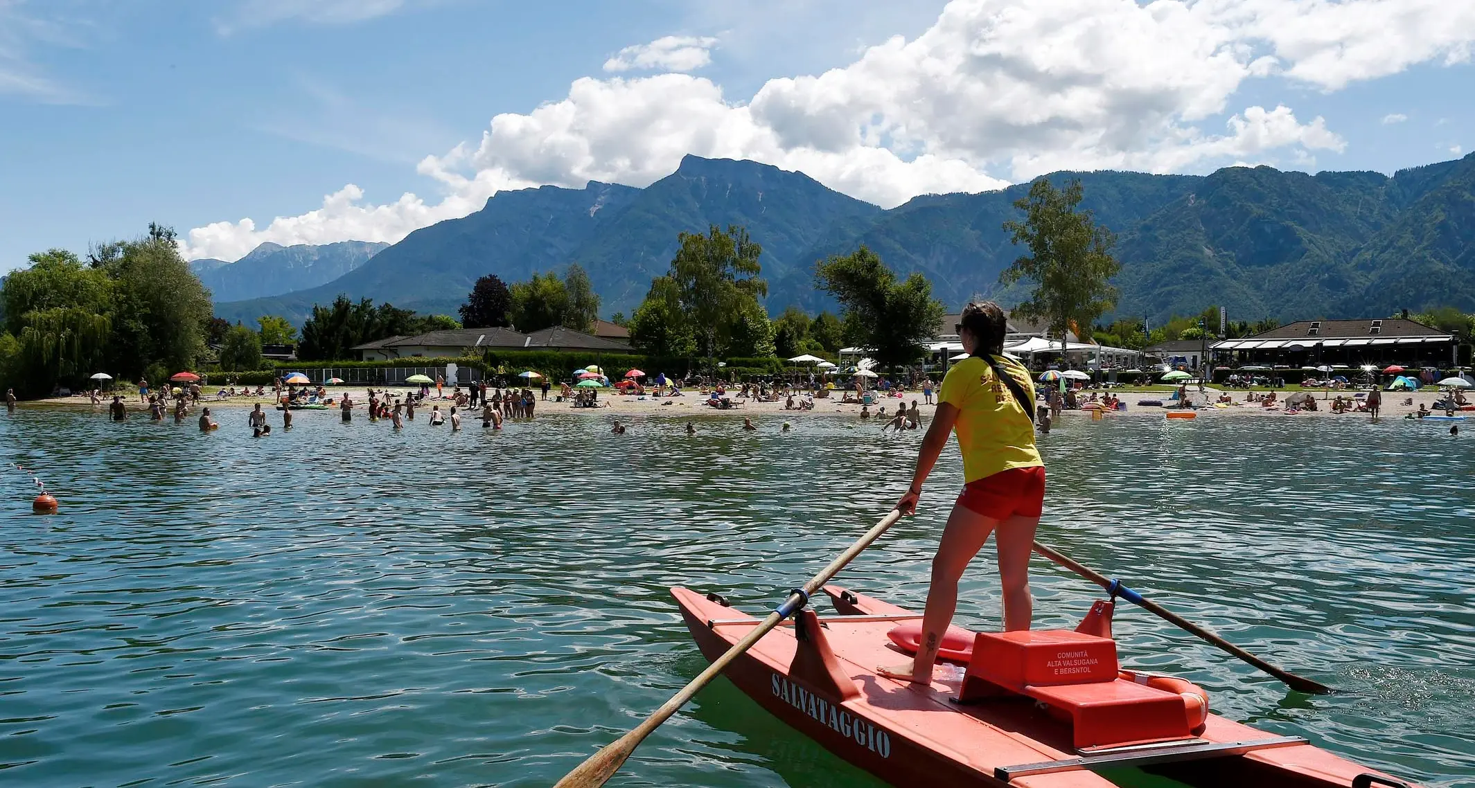 Al lago, dove i minuti valgono una vita una giornata con i bagnini