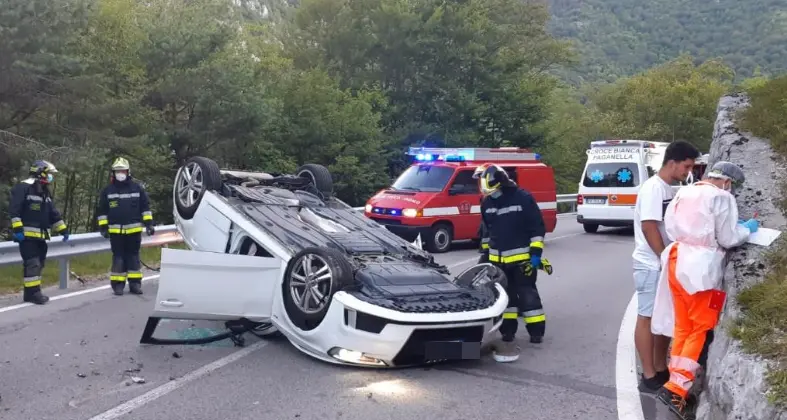 Paura per quattro ragazzi a Nembia finiti sottosopra nell'auto capottata: sono riusciti a uscirne sani e salvi