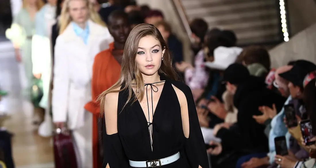 La modella Gigi Hadid incinta, mostra il pancione