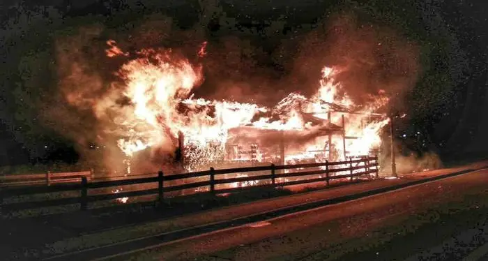In cenere un baito agricolo a Tonadico del comandante della polizia locale: si sospetta che l'incendio sia doloso