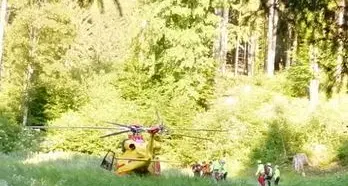 Cade nel bosco: caviglia rotta Recuperato dal Soccorso alpino