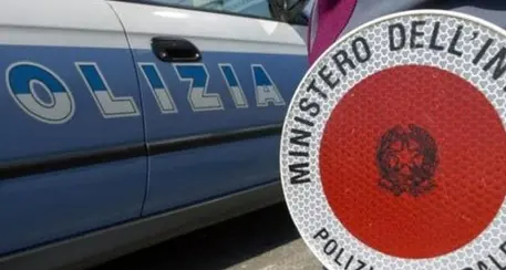 Motociclista cade in A22 cerca di rialzarsi, centrato da un'auto, è deceduto