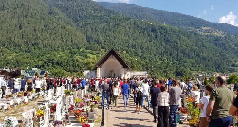 Una folla per l'ultimo addio ad Andrea Rosetti a Dimaro: tanta commozione e ricordi