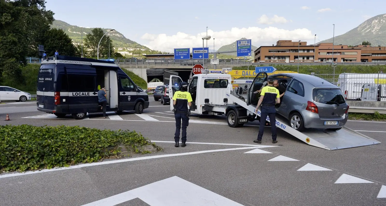 Salta la precedenza: 4 feriti nello scontro in rotatoria