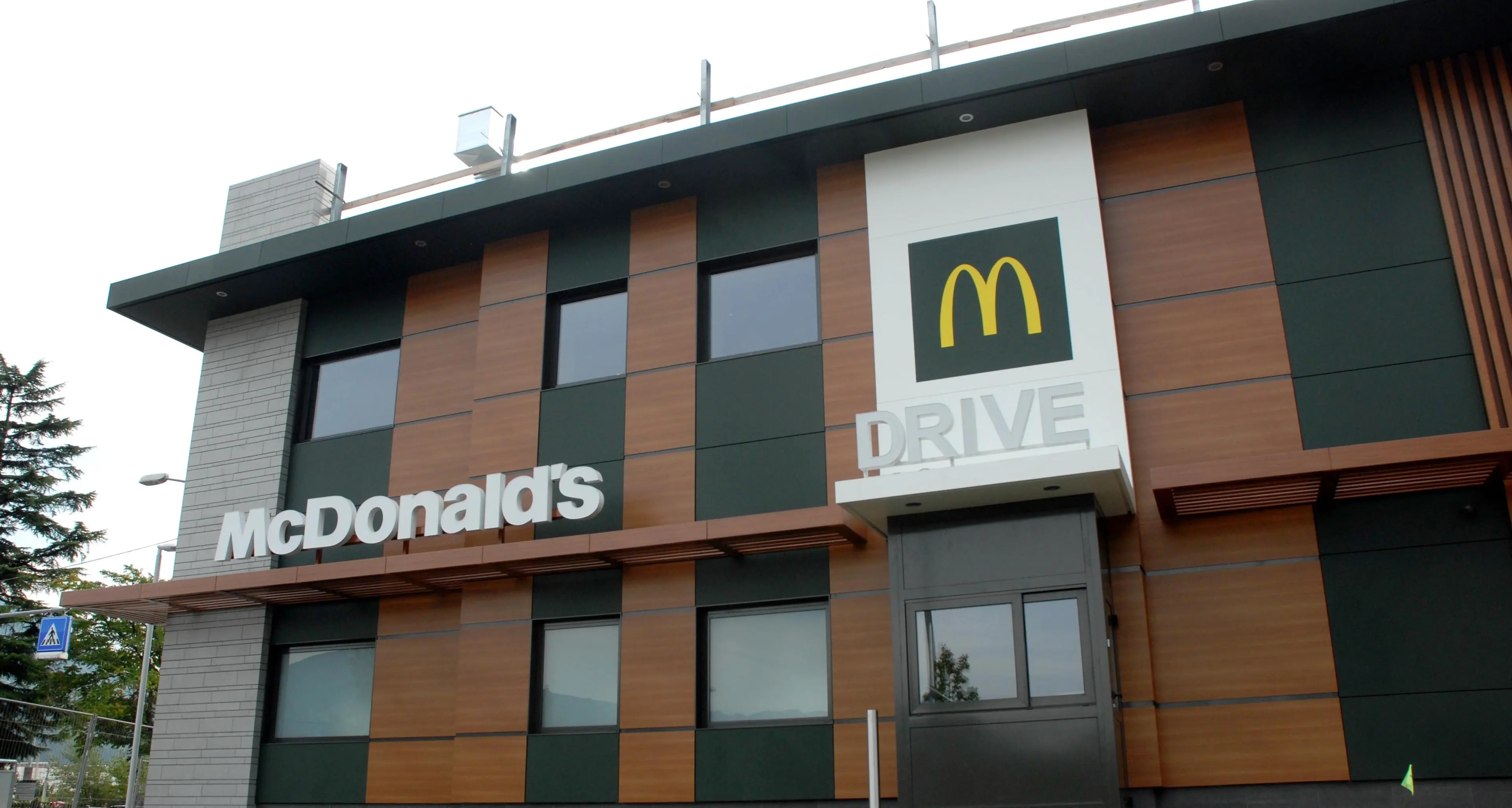 Riapre il McDonald's a Trento e Rovereto con McDrive e delivery