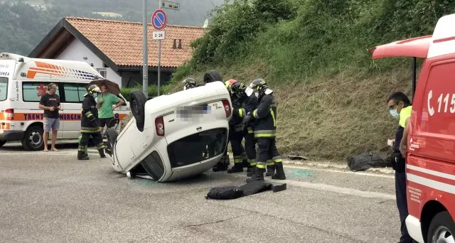 A 85 anni si capotta con l'auto ed esce illeso dall'abitacolo: erano accorse due ambulanze