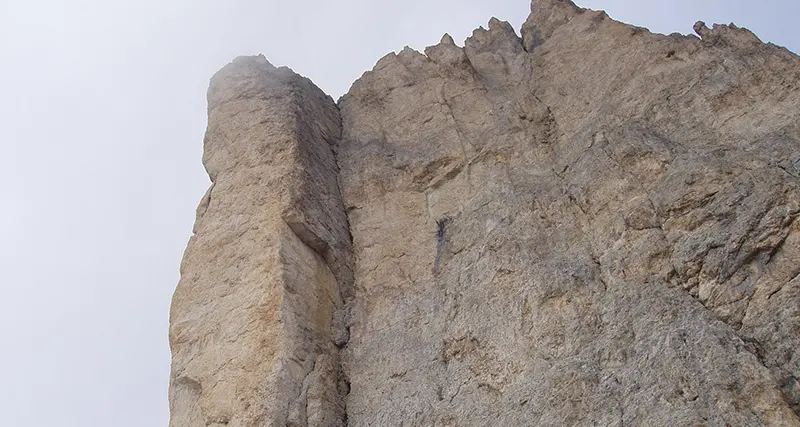 Colpiti da scarica di sassi due scalatori soccorsi illesi sul Diedro Vinatzer nel Sella