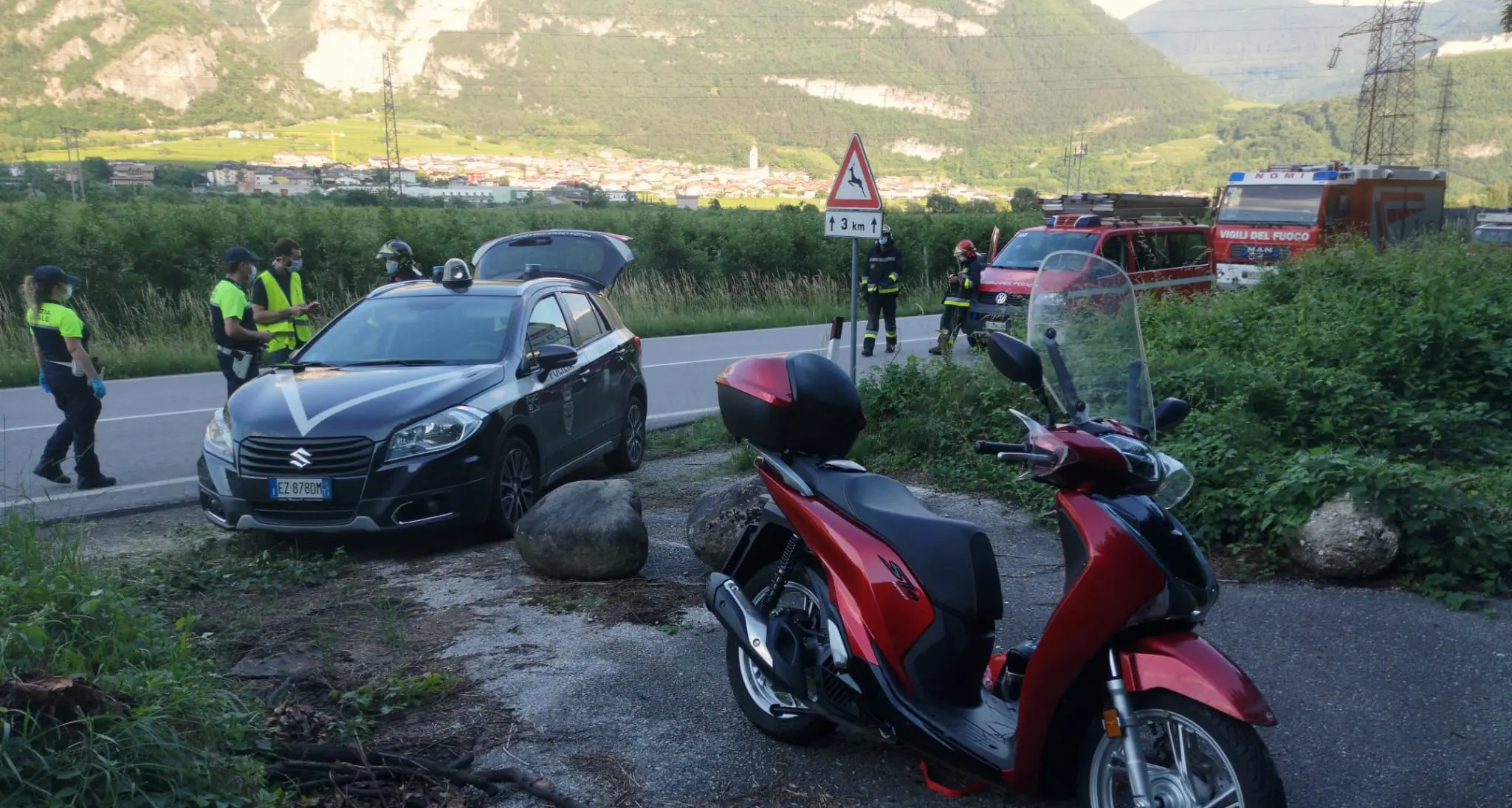 Esce di strada in scooter