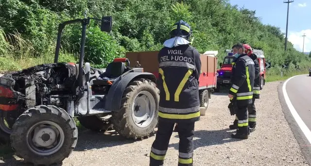 Trattore in fiamme in strada Contadino si mette in salvo