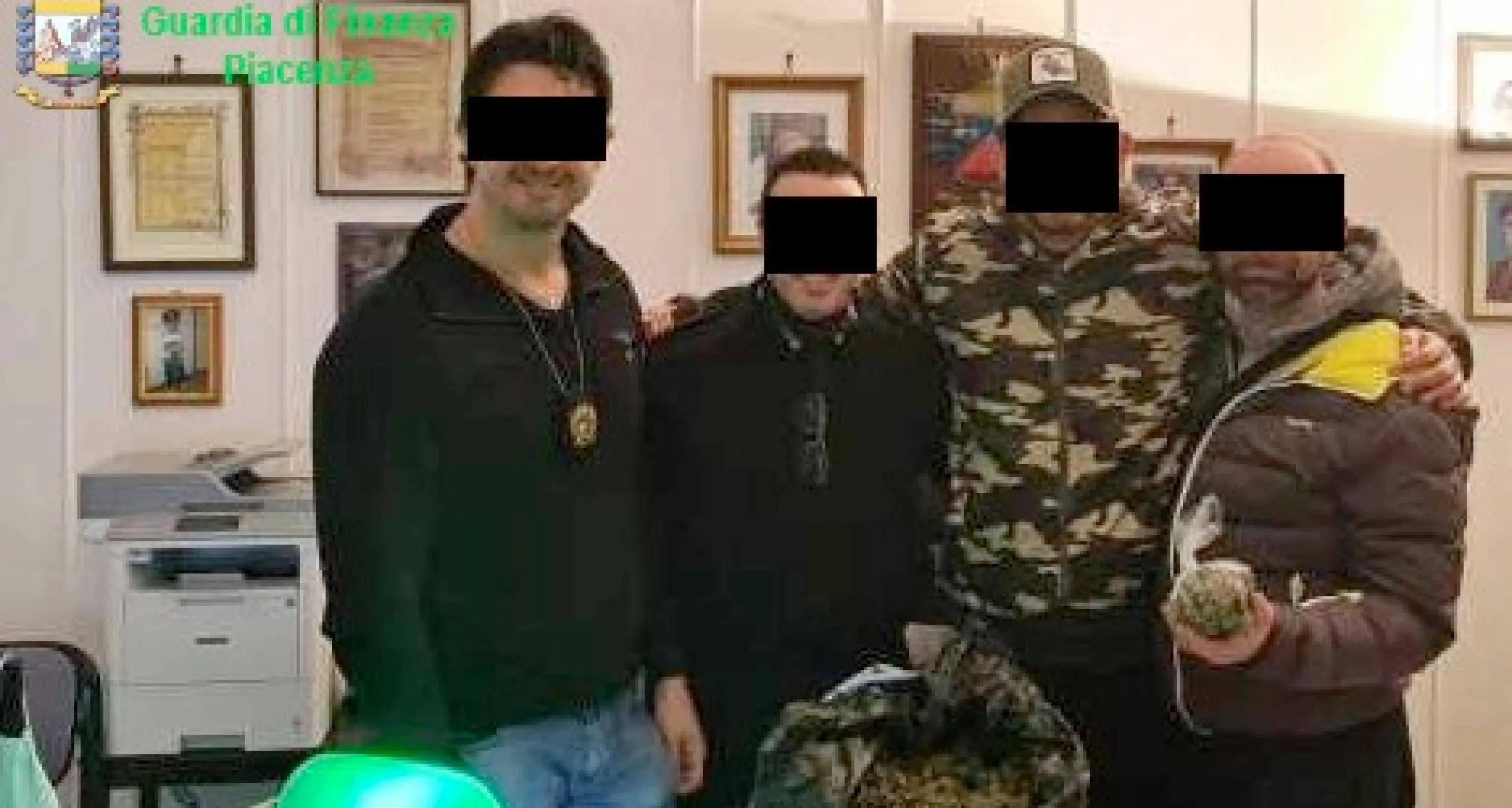 Come Gomorra, i carabinieri arrestati rifornivano i pusher In posa sui social con pregiudicati