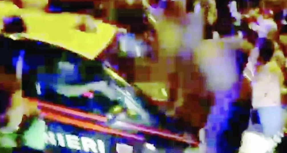 Movida del venerdì sera: calci e pugni alla gazzella dei Carabinieri in Largo Carducci