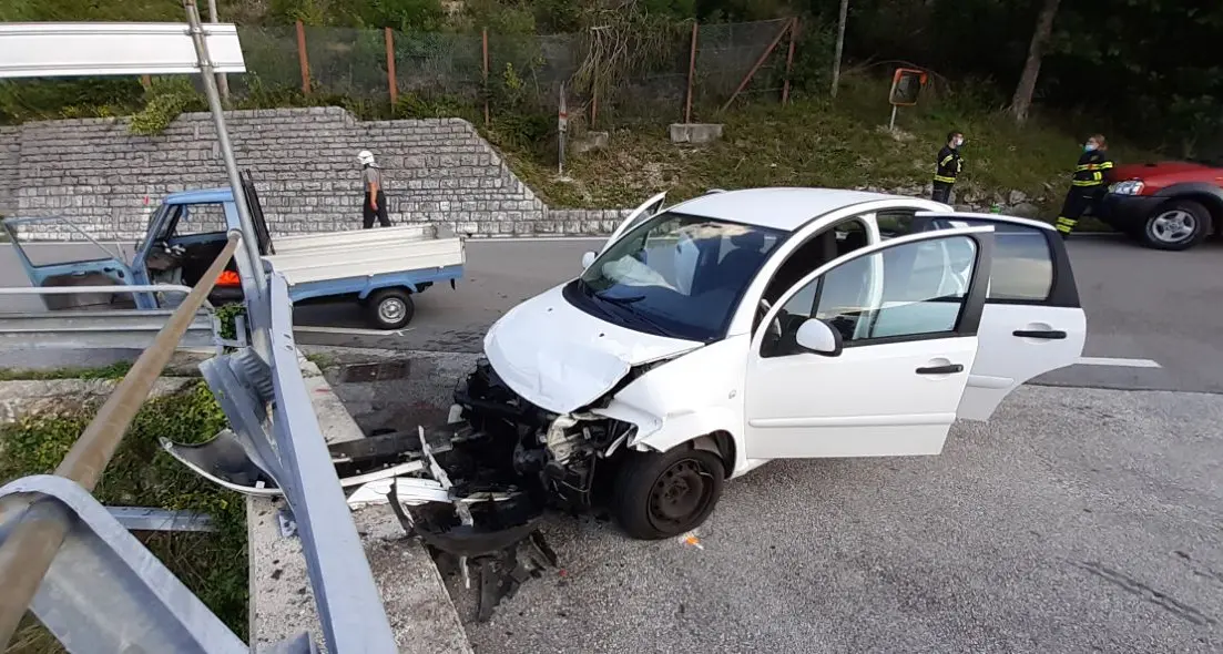 Scontro tra un'auto e un'Ape car: quattro feriti