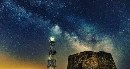 Il faro di Punta Campanella illuminato dalla via Lattea