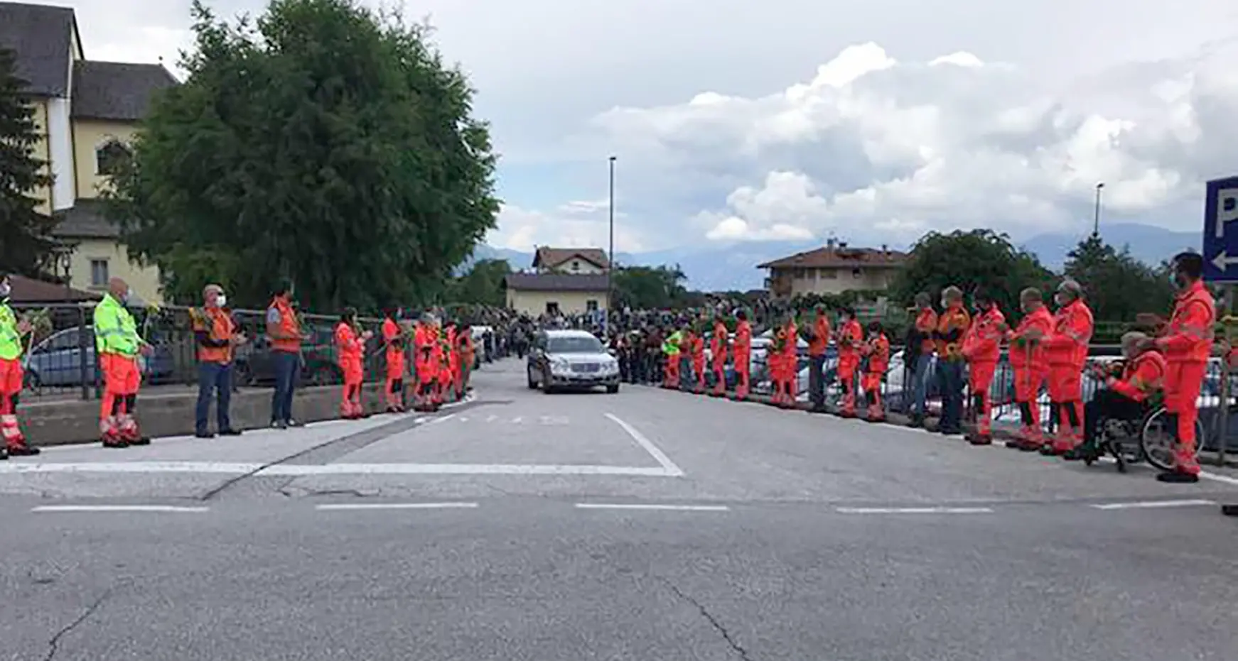 Fai: tutti con i girasoli per il triste addio all'amatissima Michela